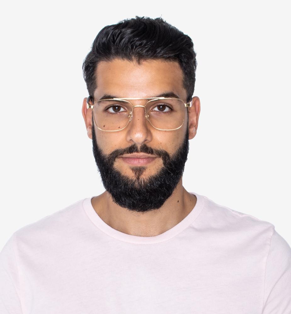 Homme portant Drive Gold, lunettes rétro carrées en métal doré