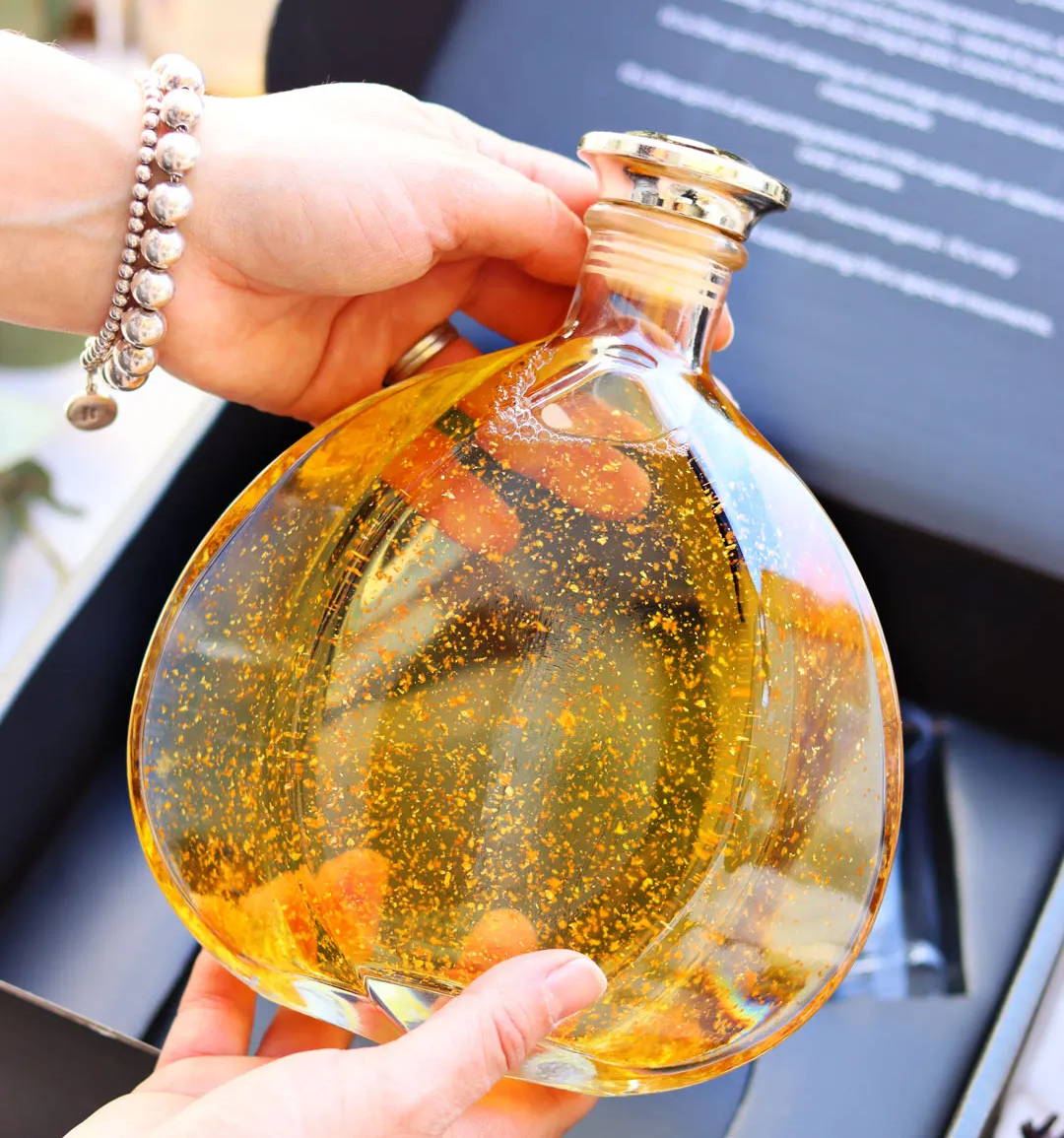 24 Carat Gold Flake Decanter - Flaschengeist