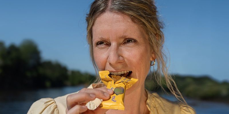 Frau, die einen Snack isst