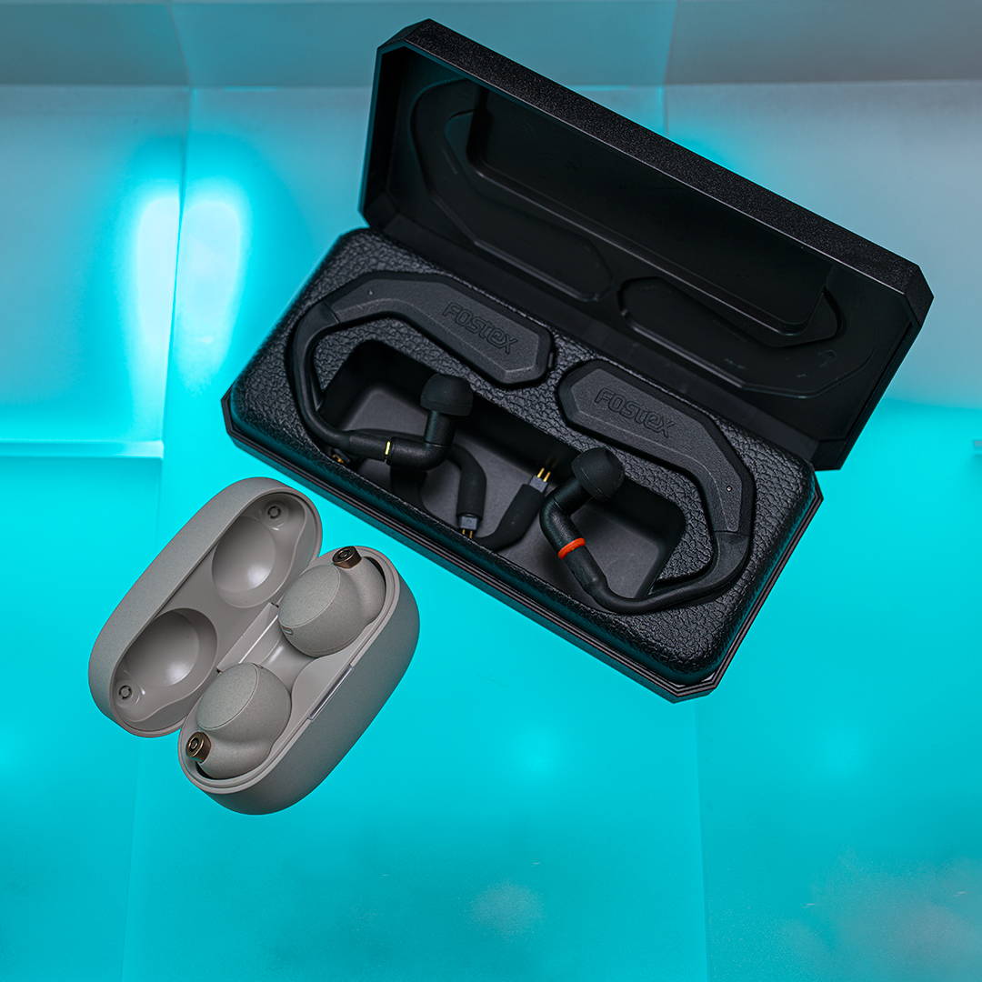 TM2. XM4 earbuds with case