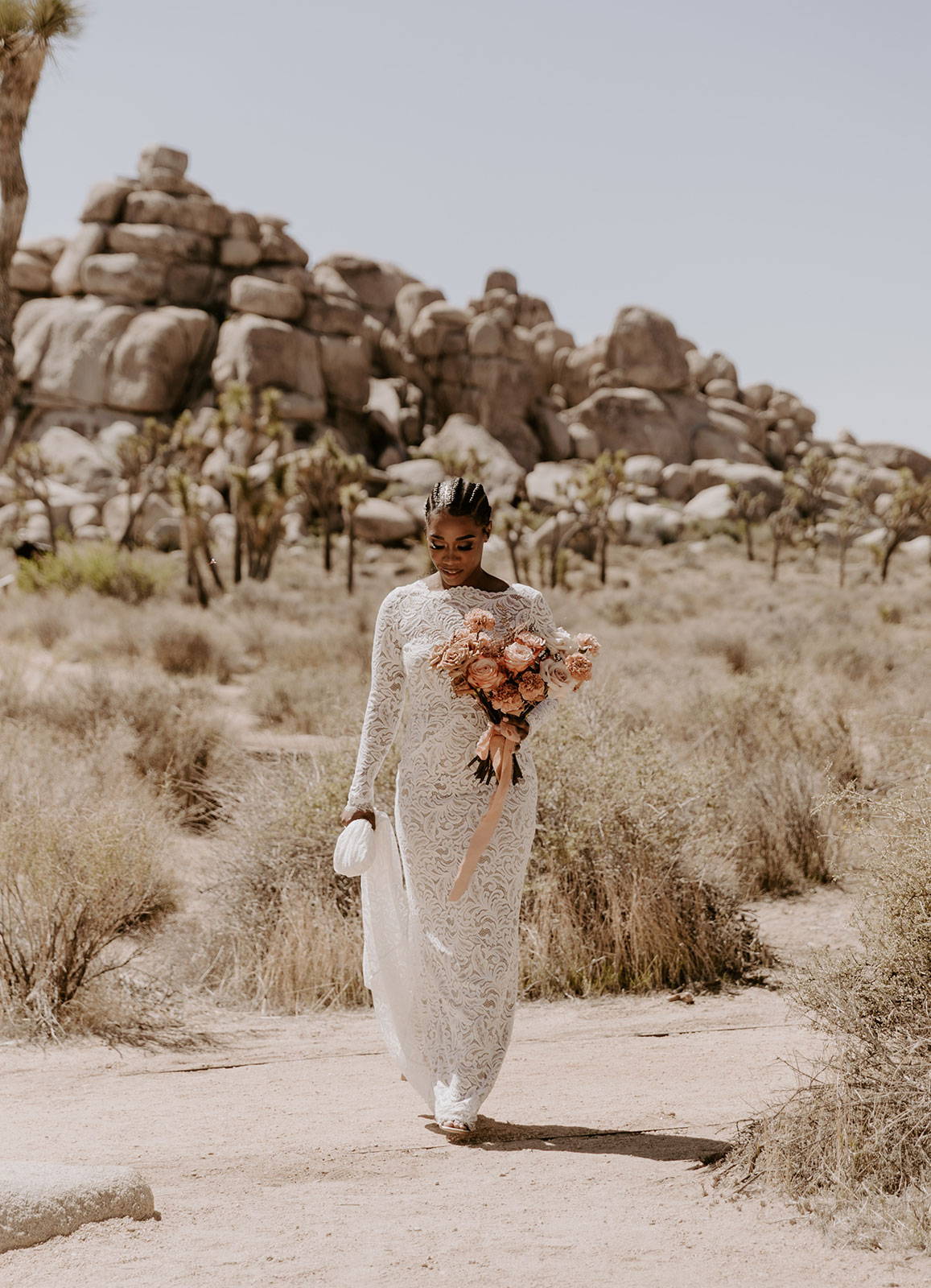 Novia caminando con ramo de flores