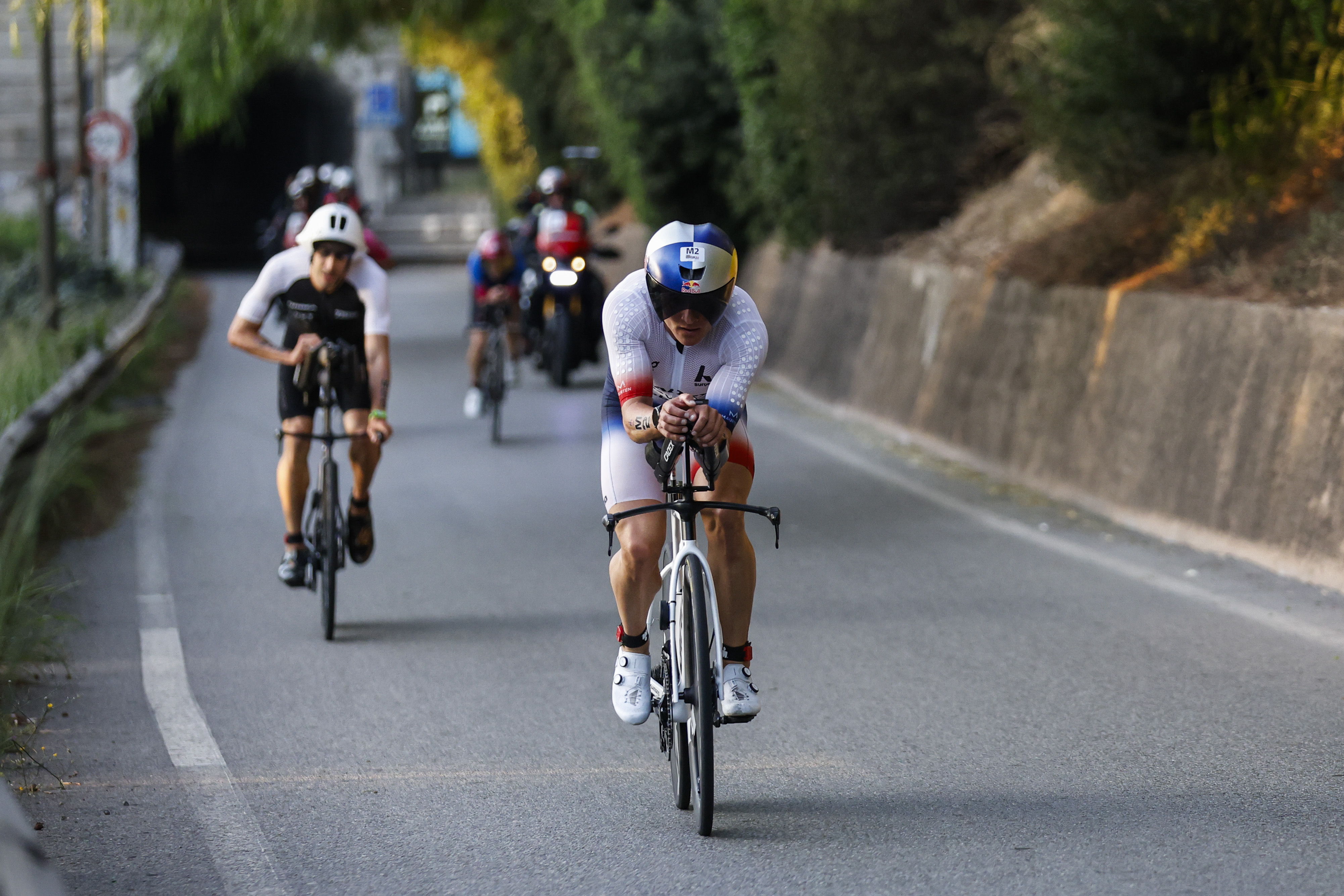 Kristian Blummenfelt aus Norwegen tritt auf der Radstrecke des Männer-Rennens der IRONMAN-70.3-Weltmeisterschaft an.