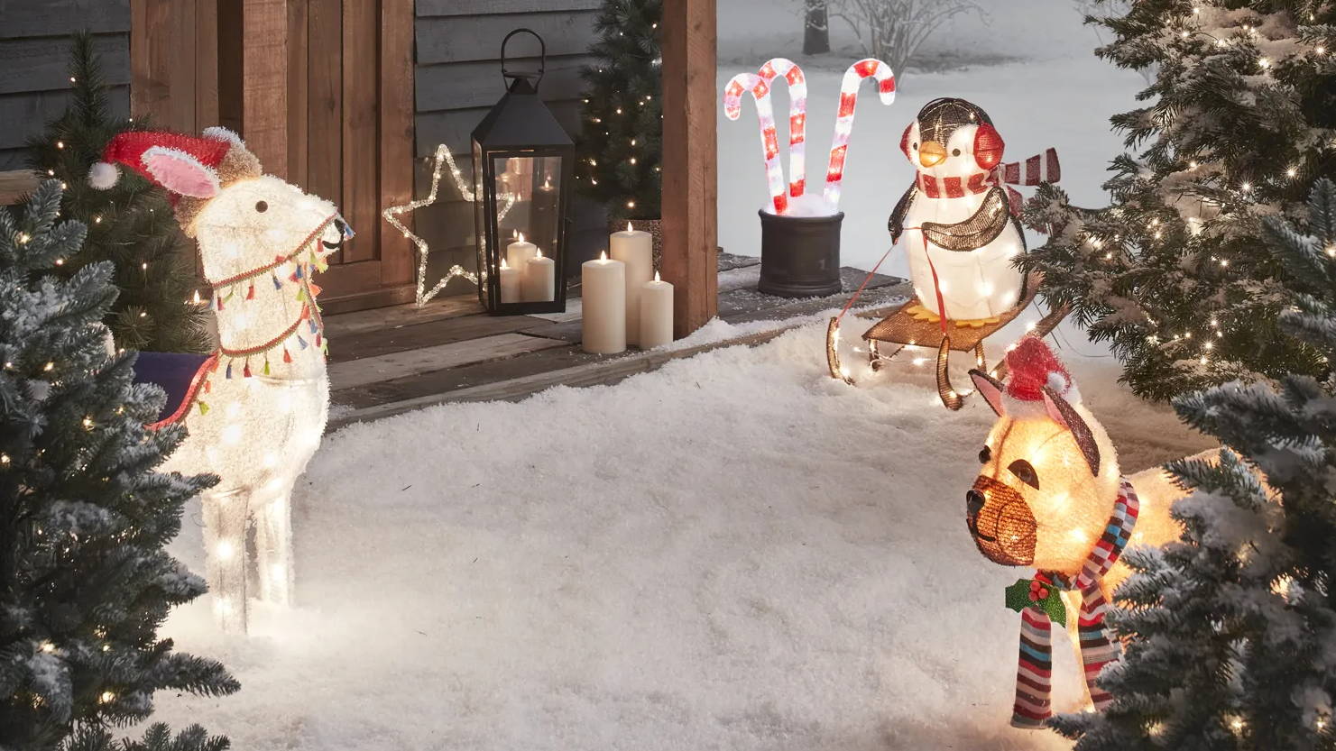 Drei LED Weihnachtsfiguren vor einer winterlichen Veranda