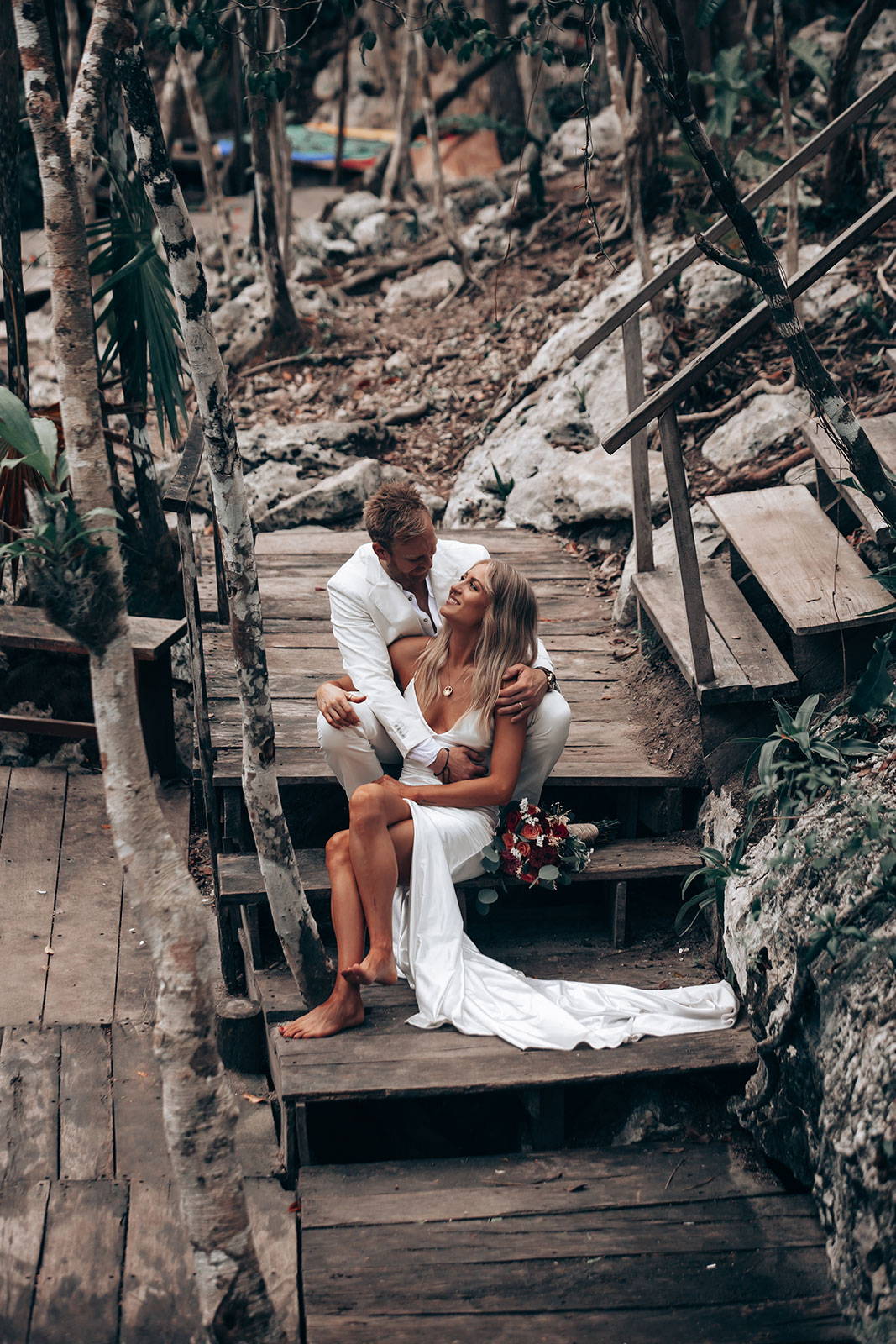 Novios sentados en una escalera de madera