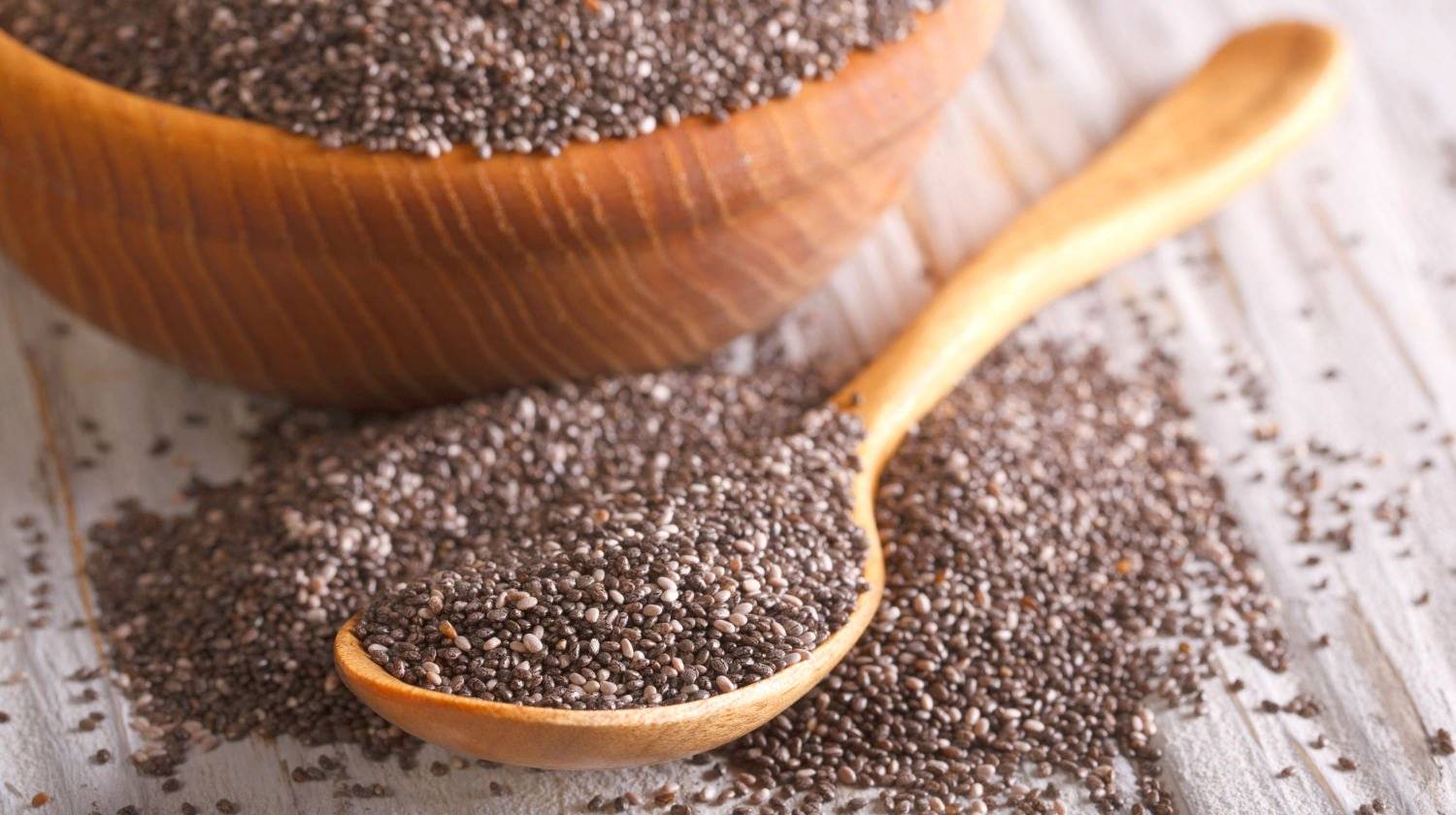 Featured  | Healthy Chia seeds in a wooden spoon | How To Eat Chia Seeds | 21 Chia Seed Uses