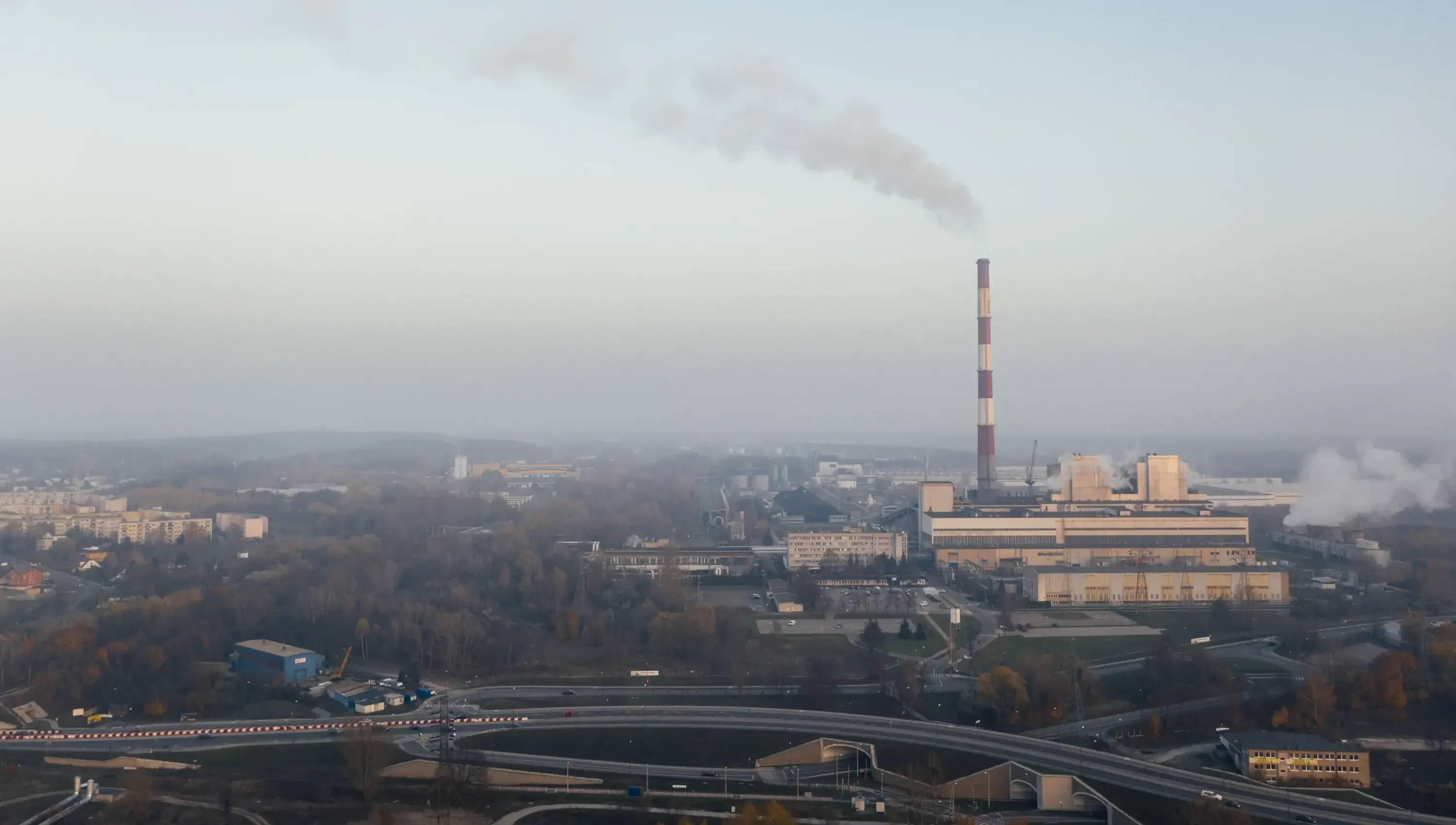 A manufacturing plant emits greenhouse gases into the sky. Image by Marcin Jozwiak