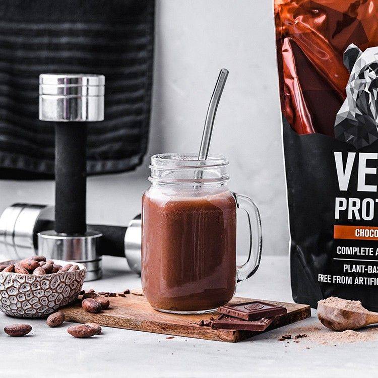 Protein-Shake mit Hanteln und Kakaobohnen im als Dekoration