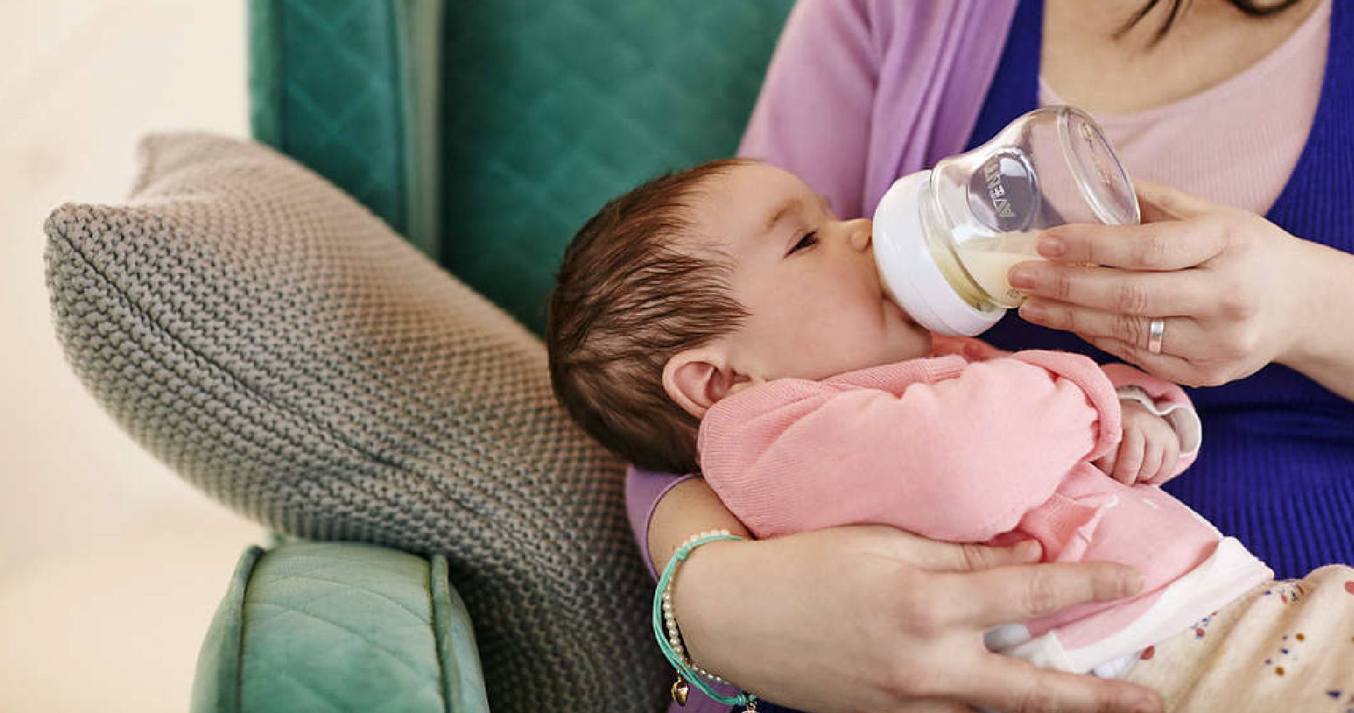 Техника вскармливания. Позы для кормления из бутылочки. Кормление из бутылочки новорожденного. Технику кормления из бутылочки. Позы для кормления ребенка из бутылочки.