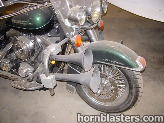 Side profile Walter's Harley Davidson Road King saddlebags chrome wheels exhaust touring motorcycle Nathan AirChime P5 horn gallery photo 2