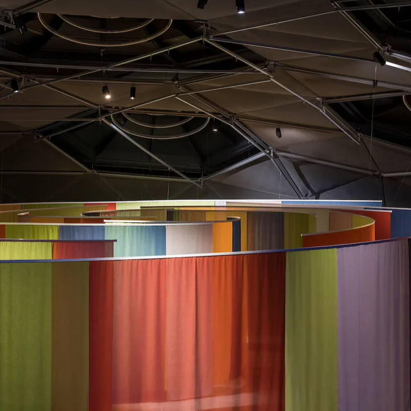 Gardiner på specialmål. Gardiner efter mål. Lette gardiner. Transparente gardiner. Farvede gardiner. Gardiner i god kvalitet. Speciallavede gardiner. Køb gardiner. Inspiration gardiner. Gardiner i uld.