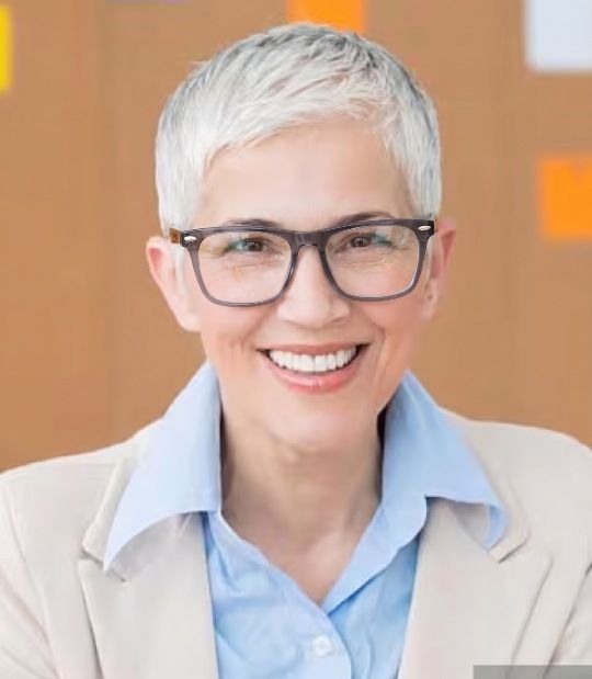 Alte Frau mit Grace Grey, quadratische graue Acetatbrille 