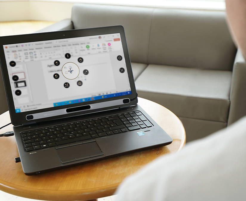 Die Software TD Control wird mit einer Tobii Dynavox PCEye Augensteuerung auf einem Laptop zur Bearbeitung von PowerPoint verwendet.