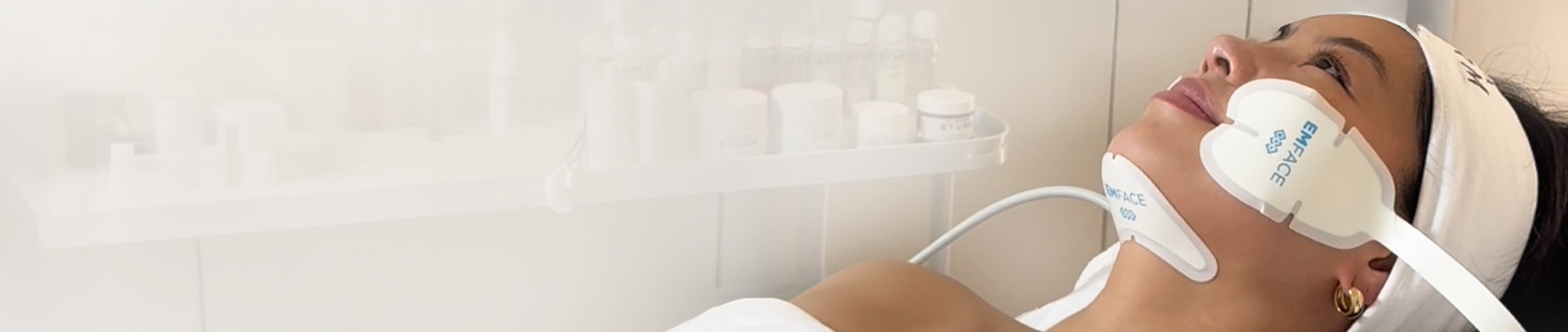 Una mujer que se está sometiendo a un tratamiento facial en un spa.