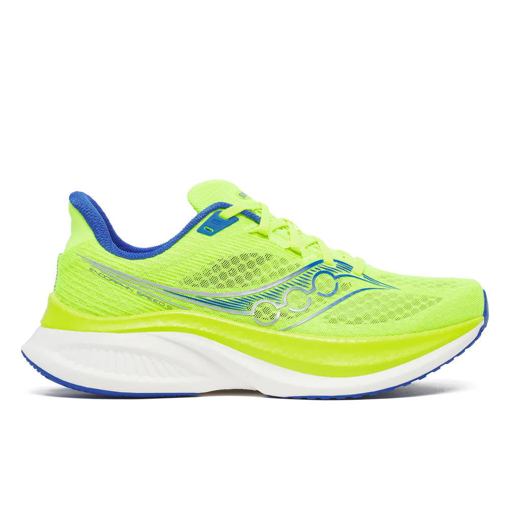 Der Saucony Endorphin Speed 5 Laufschuh für Herren in der Farbe Citron/Lapis in seitlicher Ansicht.
