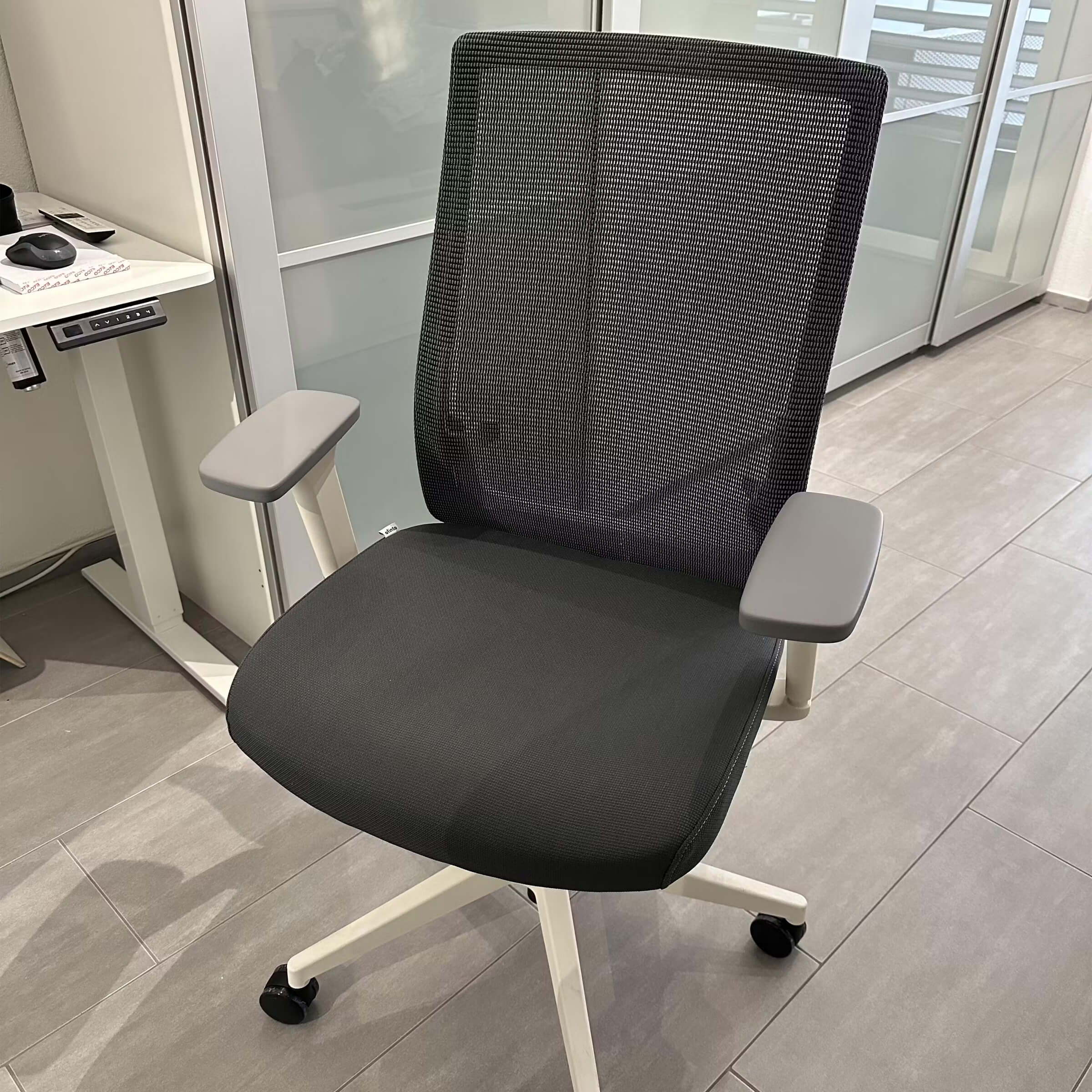 Ein weisser ofinto Ergo in einem modernen und produktiven Büro