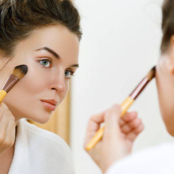 Guide to Applying Natural Makeup - Foundation and concealer: creating canvas