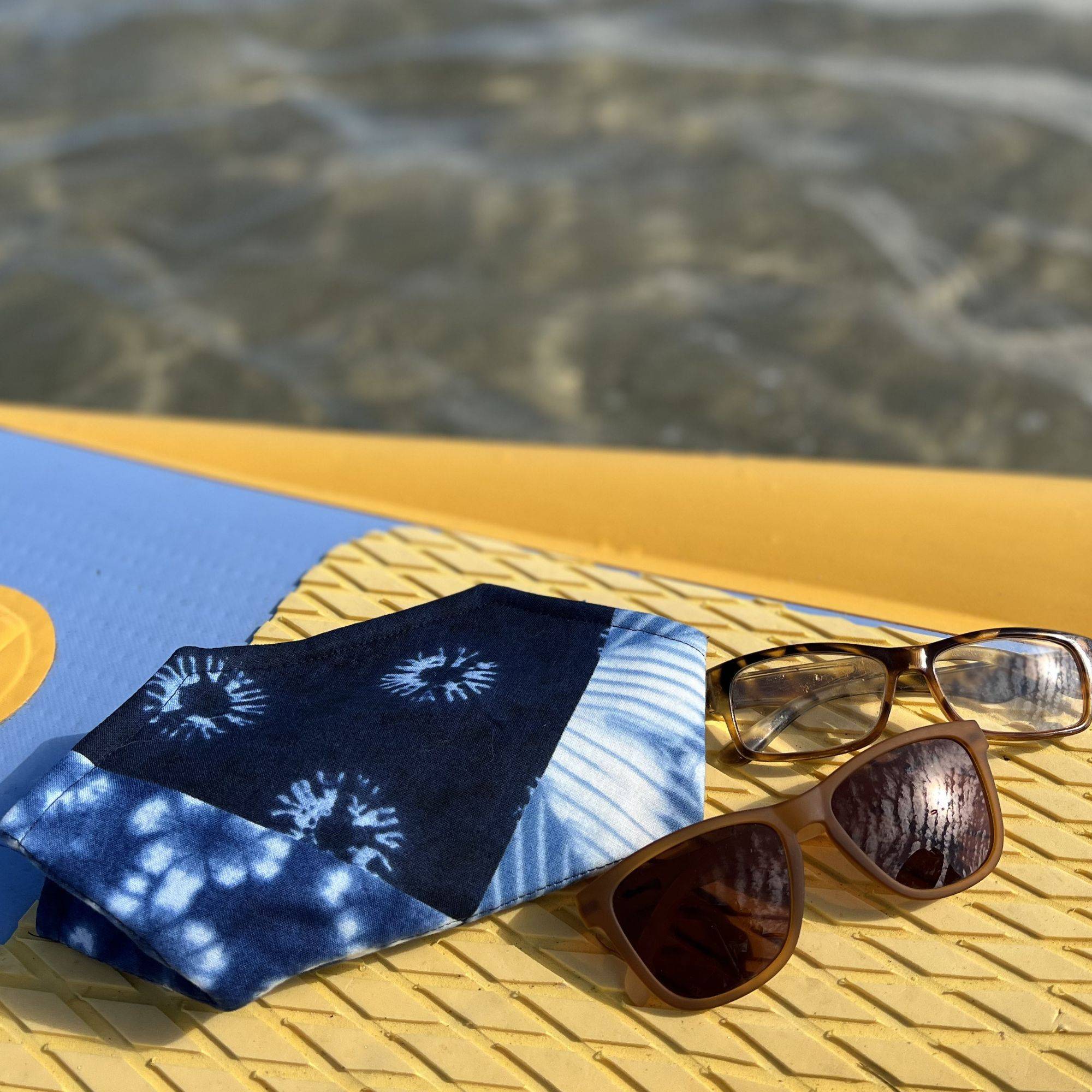 Eyeglass case using fold and go folio