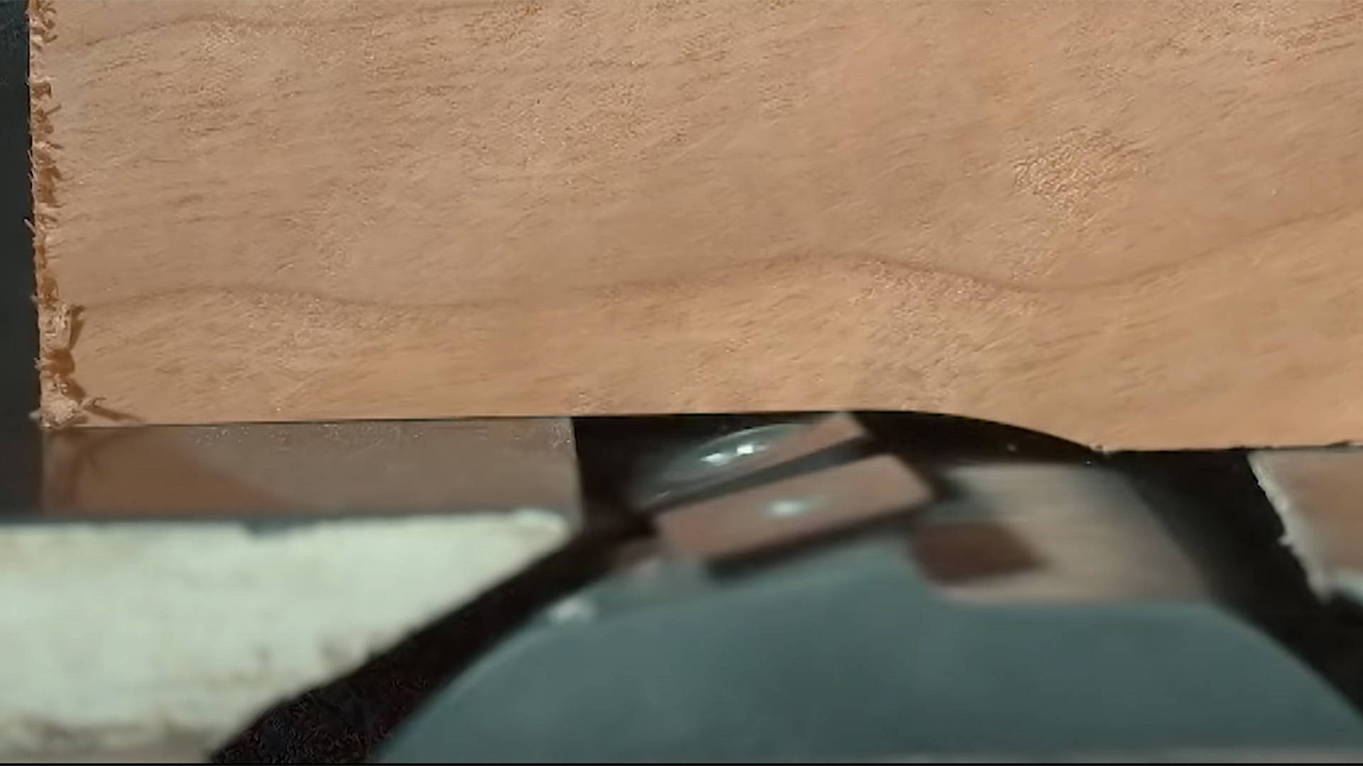 close up of how a power jointer works