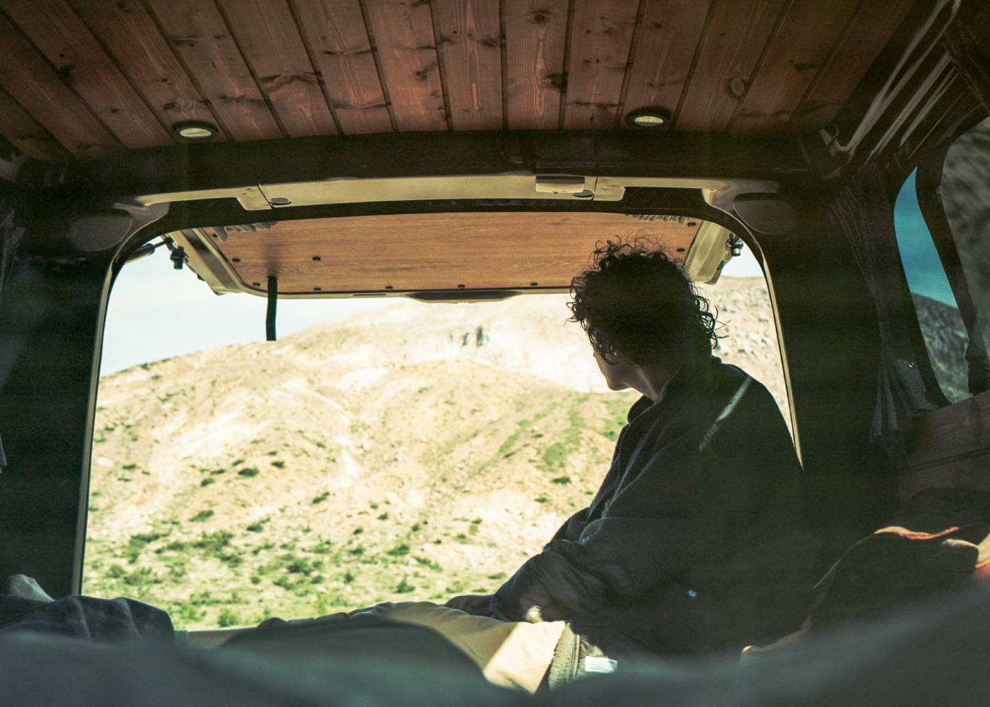 GORDON MILLER ハイエース車内から山を眺める