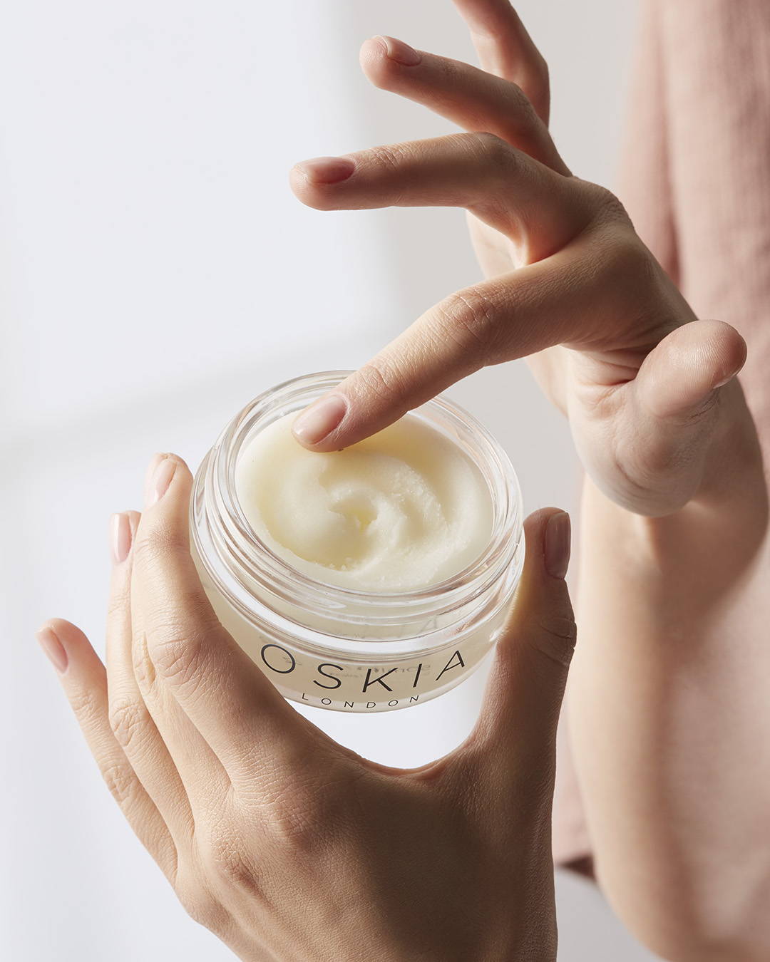 Lancement Oskia: Micro Exfoliating Balm Oskia, texture épaisse et particules ultra-fines