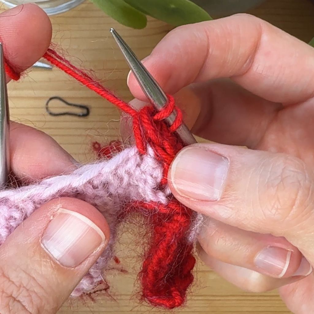I-Cord anstricken. Schritt 7.: Es liegen wieder zwei Maschen auf deiner rechten Nadel