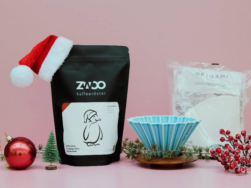 Das Weihnachtspaket für Filterkaffee mit Origami Dripper, Filterpapier und dem Weihnachtskaffee der pinguin im Bundle. Kaffeepaket als Weihnachtsgeschenk