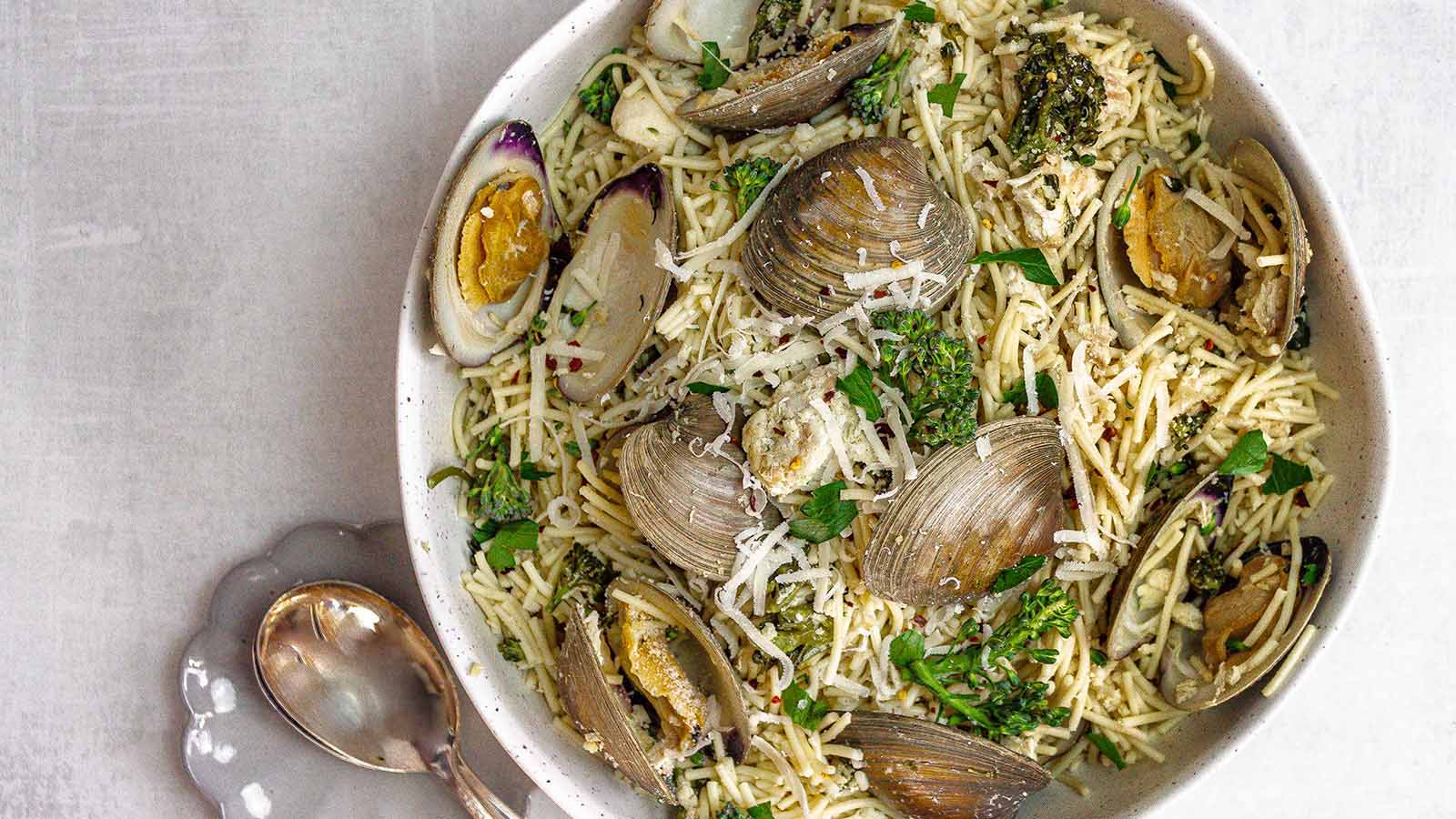 Gourmend recipe for low fodmap spaghettini with clams and white fish