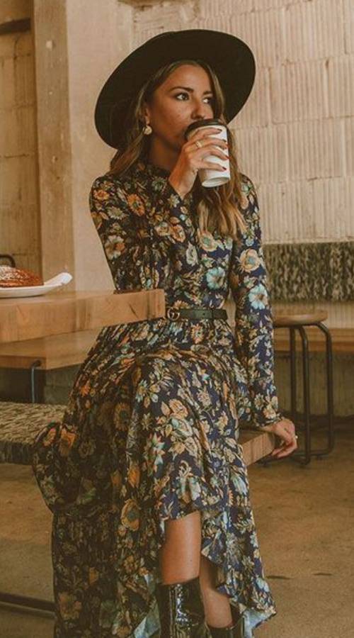 Tendances Mode Montréal : Look Bohème avec robe à fleurs et grand chapeau noir en buvant du café