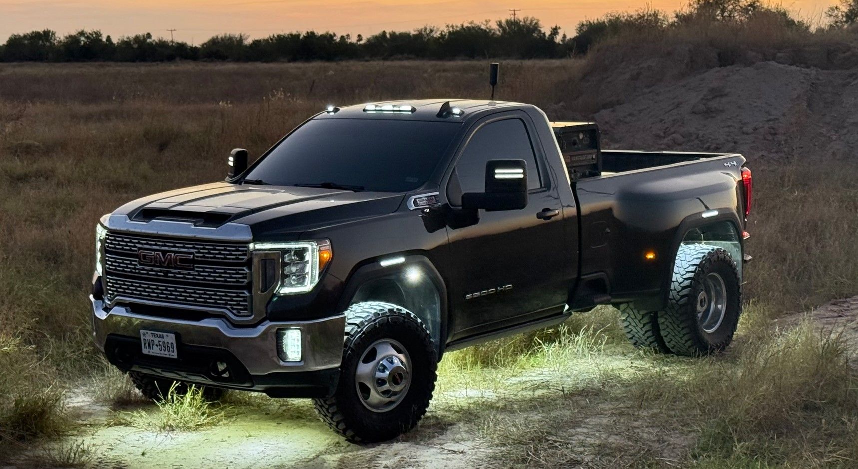 Rey’s 2022 GMC Sierra 3500 with 5-Gallon Stealth Spare Tire Delete Kit installed