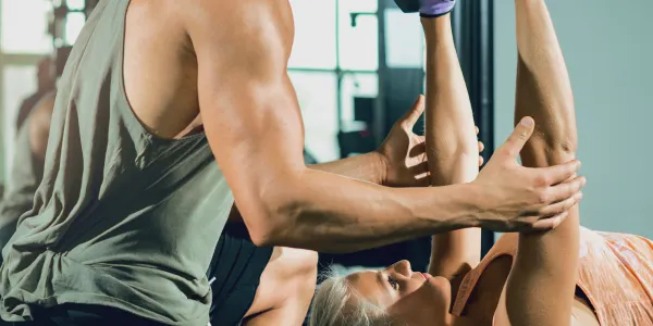 Esercizio con un programma di allenamento per la  crescita muscolare