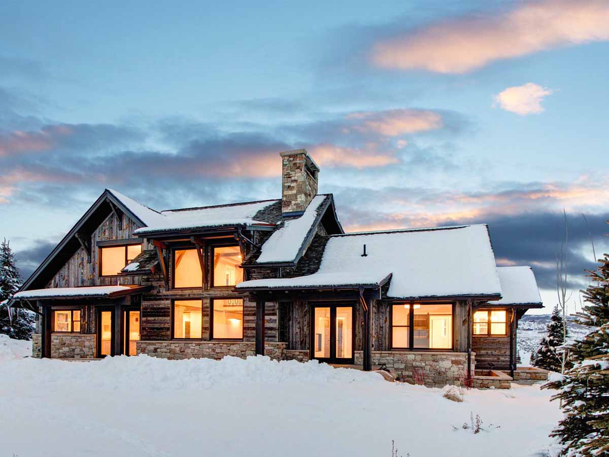 Rustic ski house in Park City, UT with horizontal and vertical reclaimed wood siding.|gallery_img product_siding laramie_color use_walls application_exterior type_residential