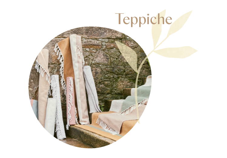 Teppiche vor einer Steinwand