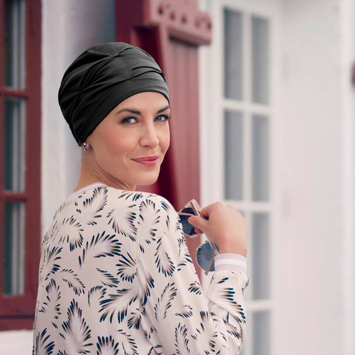 Frau mit Mütze von Christine Headwear bei Alopezie