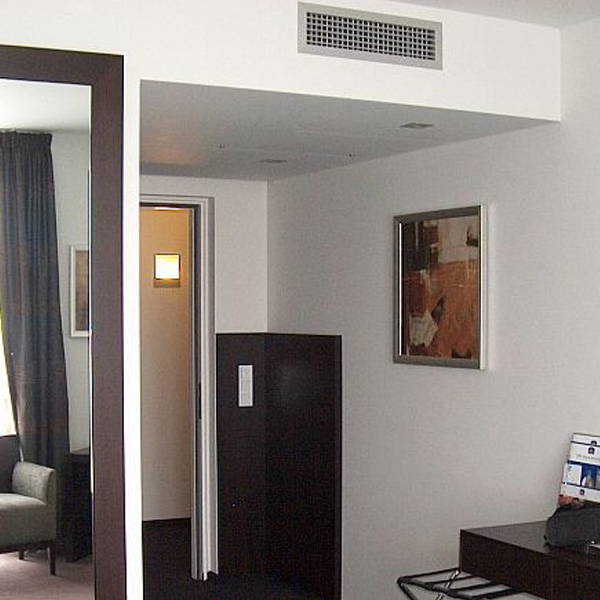 Скрытый горизонтальный потолочный фанкойл в гостиничном номере