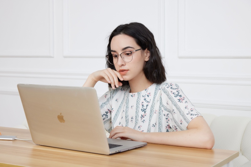 des femmes portant des lunettes alors qu'elles effectuent un travail nécessitant une utilisation intensive d'un écran d'ordinateur portable