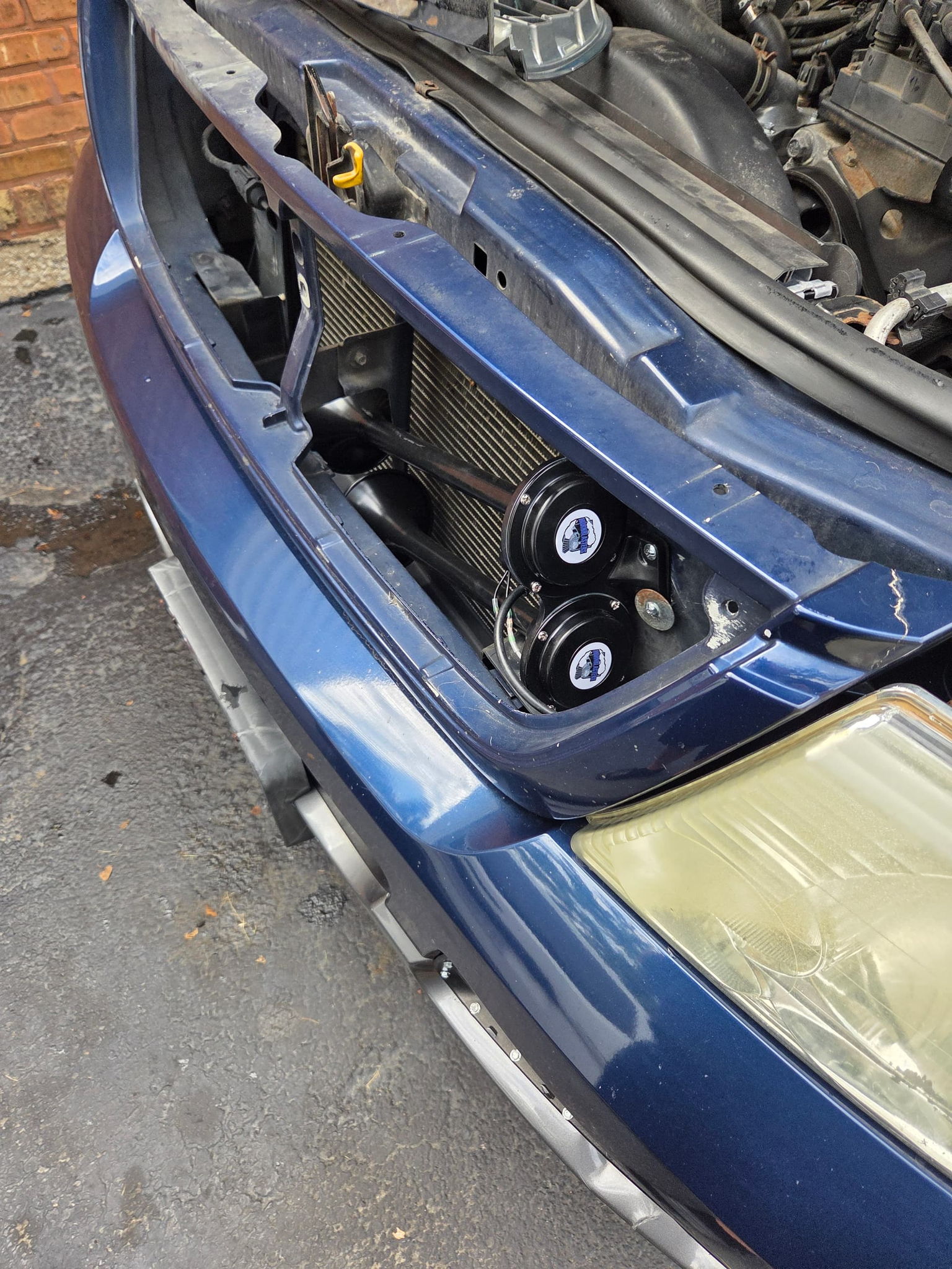 2005 Ford Explorer with 2-Chime 3-Liter Air Horn Kit installed