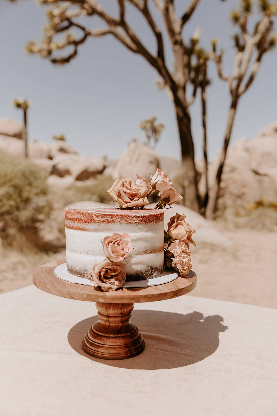 Tarta de boda en la mesa