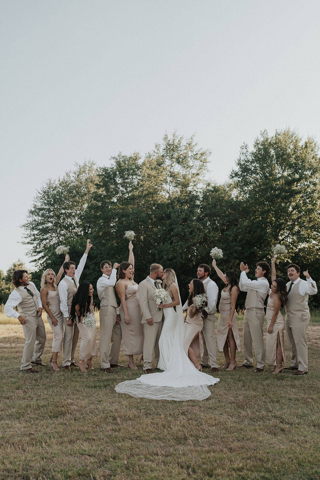 Le cortège nuptial, le marié et la mariée s'embrassant.