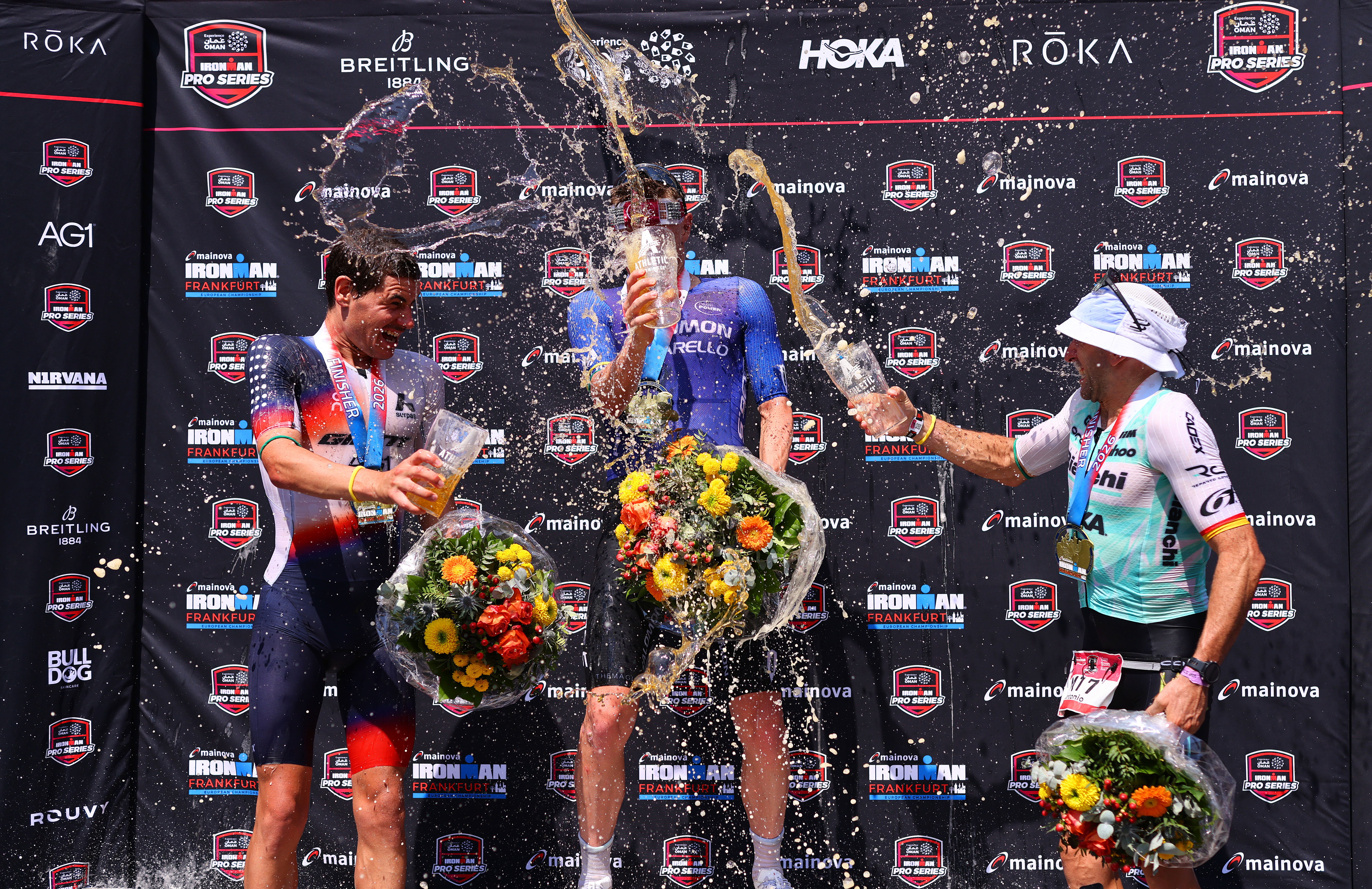 Das Siegerpodium des IRONMAN Frankfurt 2026: Gustav Iden (2., Norwegen), Casper Stornes (1., Norwegen) und Antonio Benito López (3., Spanien) feiern ihren Erfolg bei der Siegerehrung.