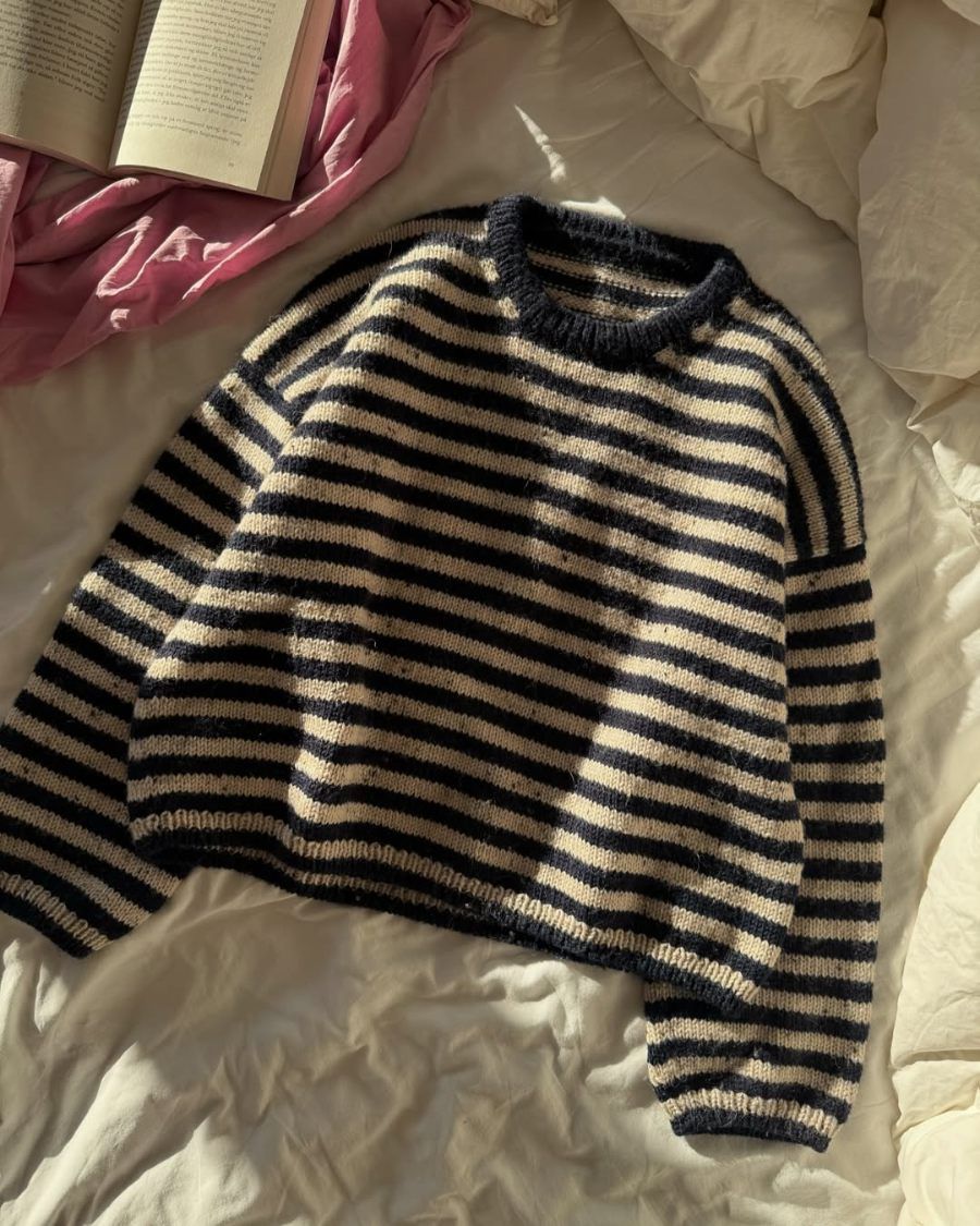 Stripet Olga Sweater på seng