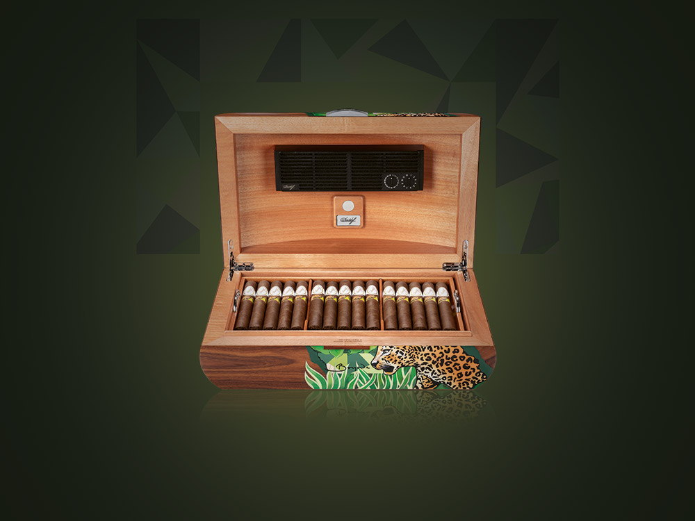 The opened Davidoff & Boyarde Masterpiece Humidor Instinctively, filled with exclusive toro cigars.