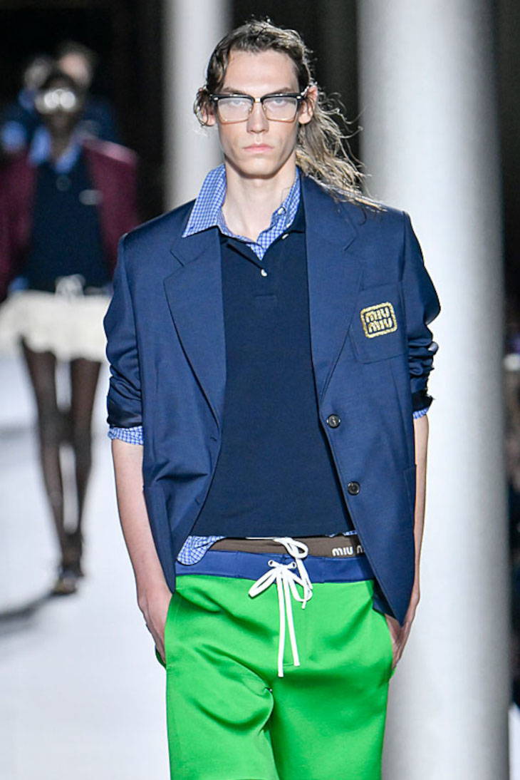 MiuMiu zeigt einen blauen Jersey Blazer zur grünen Sporthose.