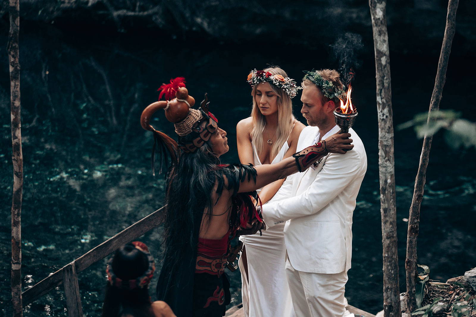 Chamán dirigiendo la ceremonia de boda de la pareja en Tulum, México