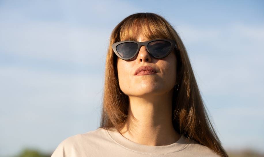 Femme portant des lunettes de soleil noires