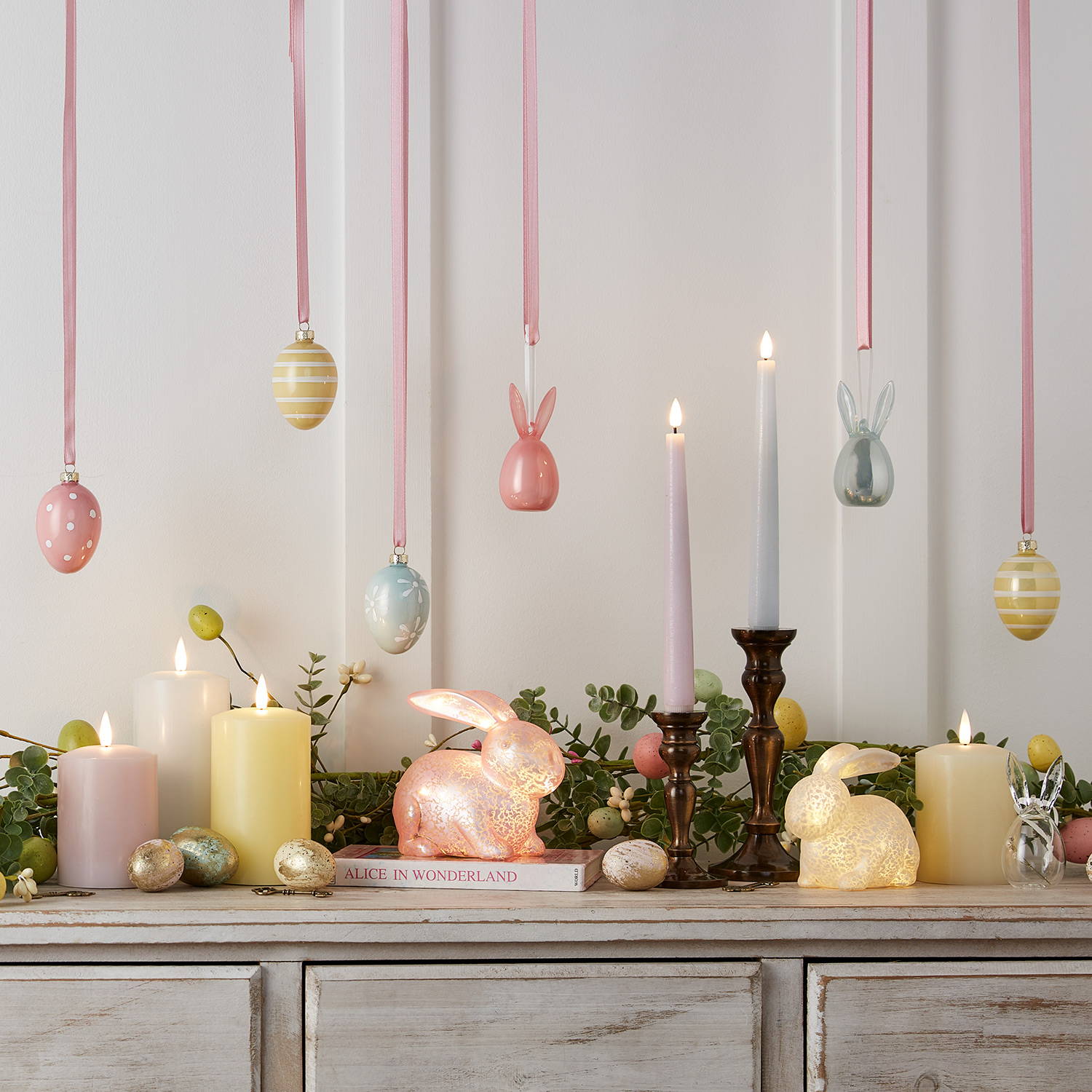 Un meuble intérieur décorée par des oeufs et lapins de paques. 