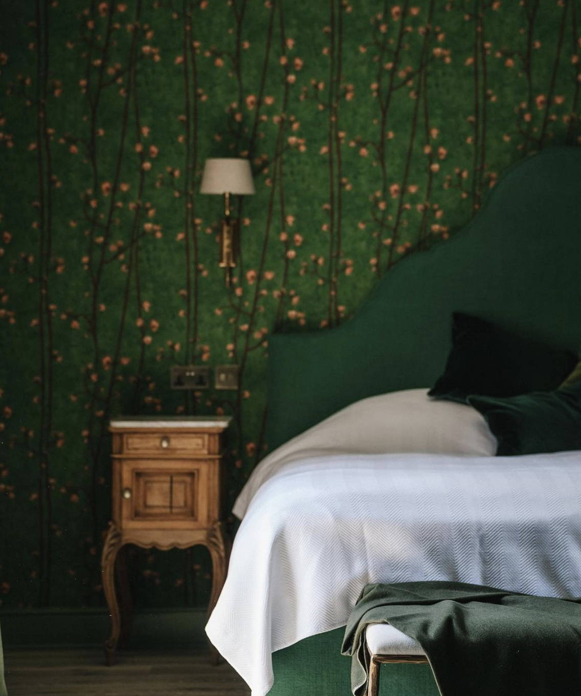 studio-cache-van-gogh-wallpaper-forest-green--master-bedroom-oxfordshire