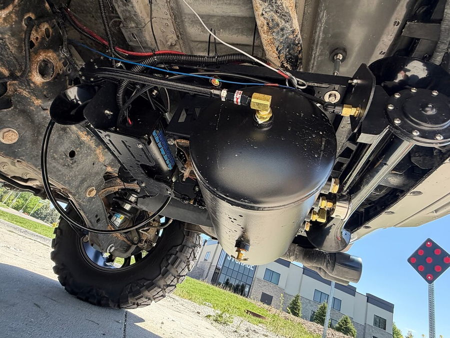 Undercarriage view Stealth Spare Tire Delete air tank compressor and train horns with air lines on Troy's 2018 Ford Expedition gallery photo 13