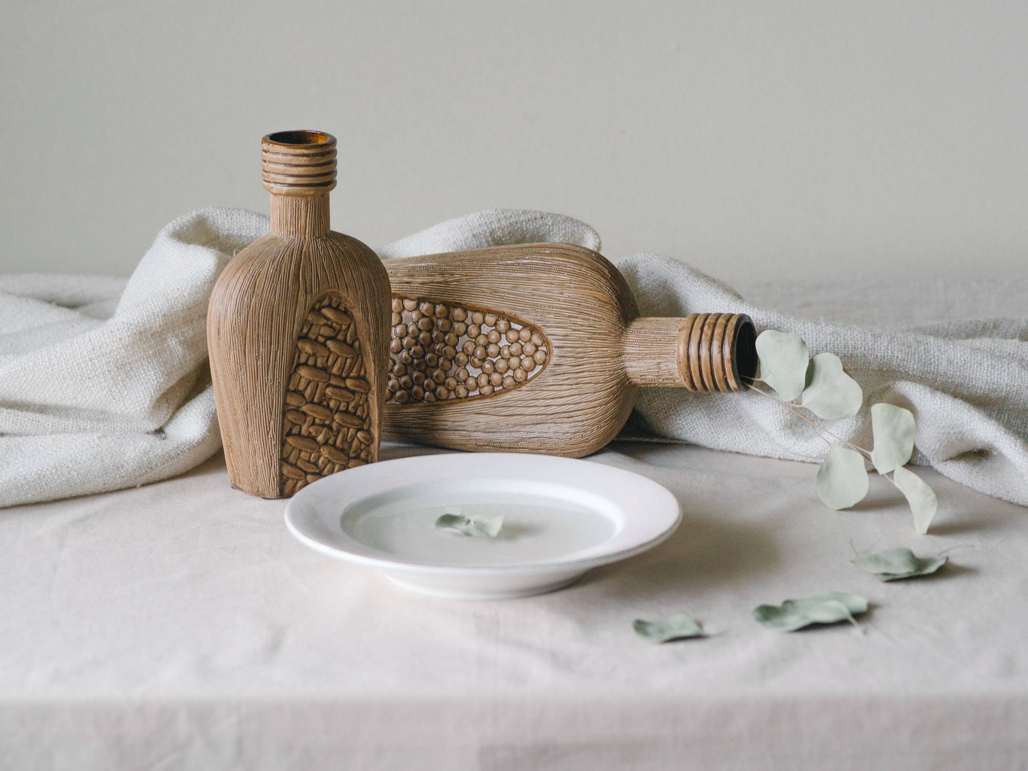 Tablecloth with wooden style bottles