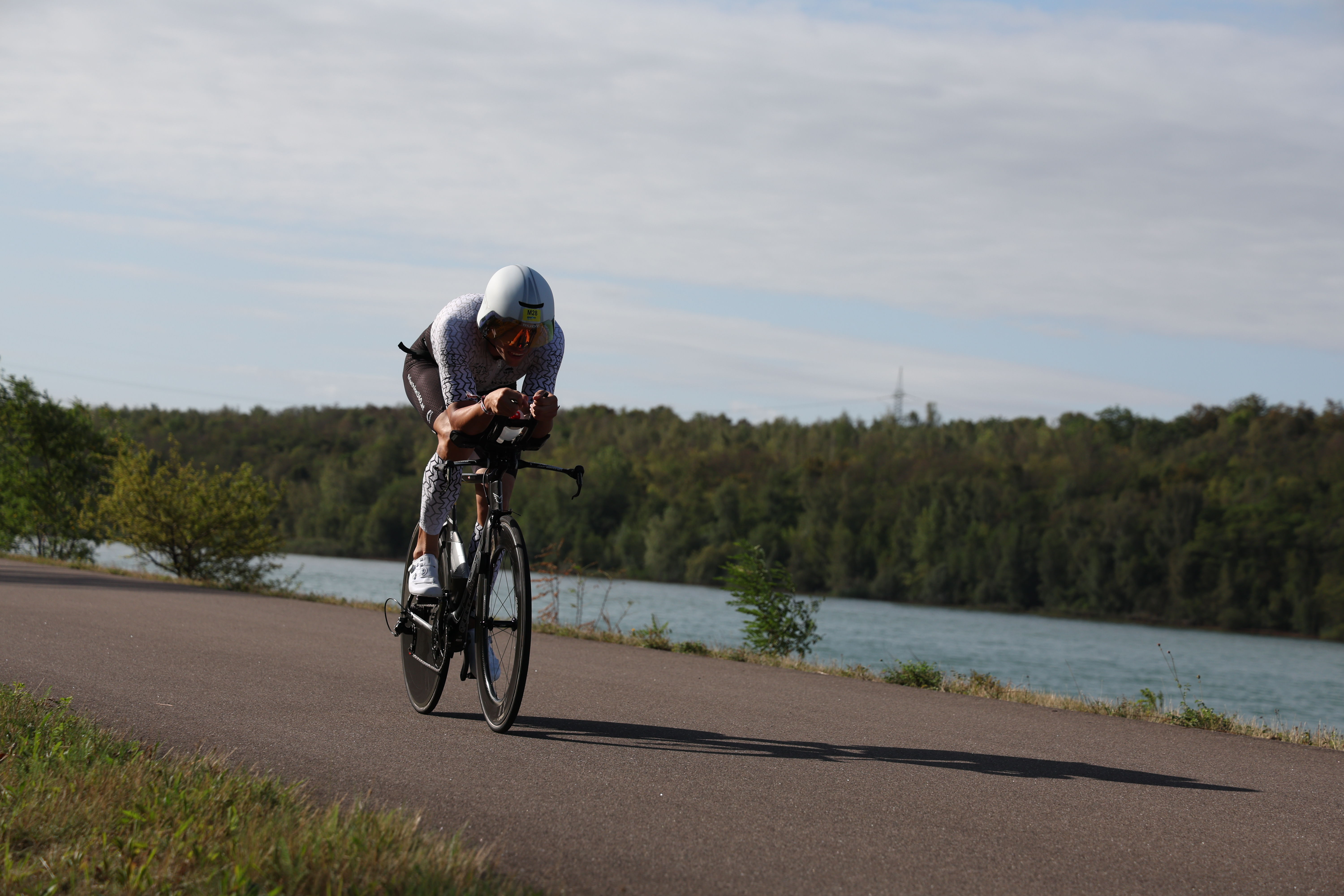 Ein Triathlet auf der Radstrecke beim IRONMAN 70.3 Leipzig,